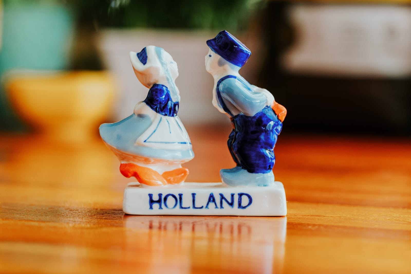 Delft Blue kissing couple figurine
