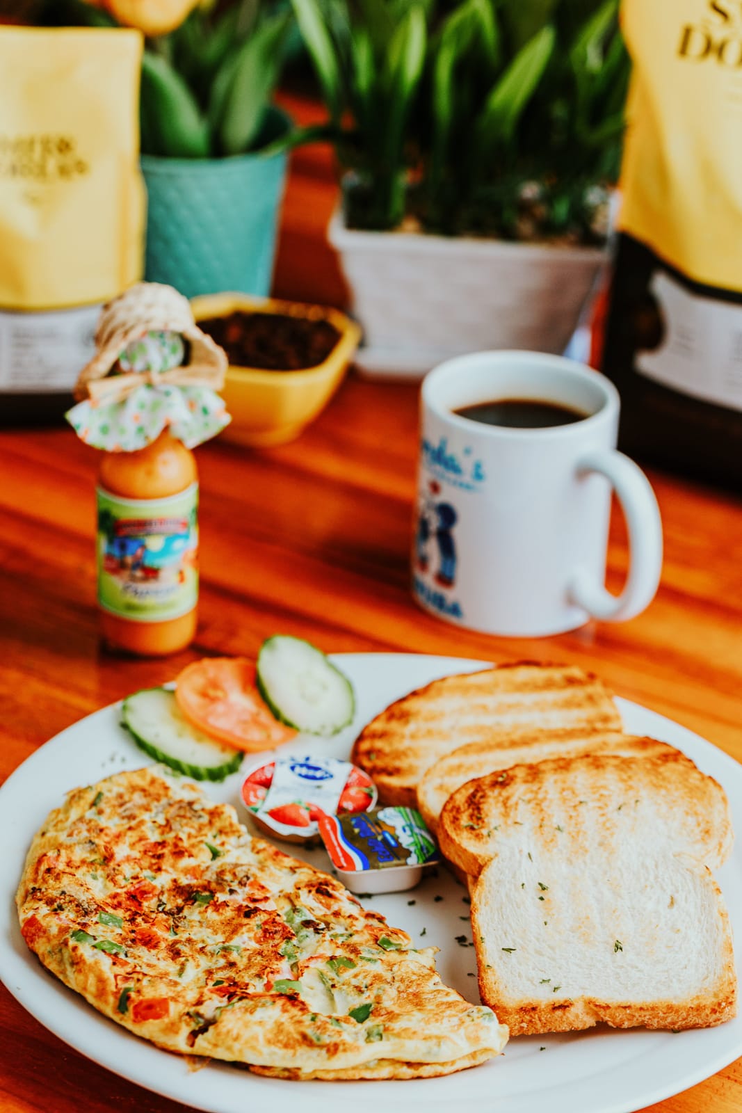 Veggie omelet with toast